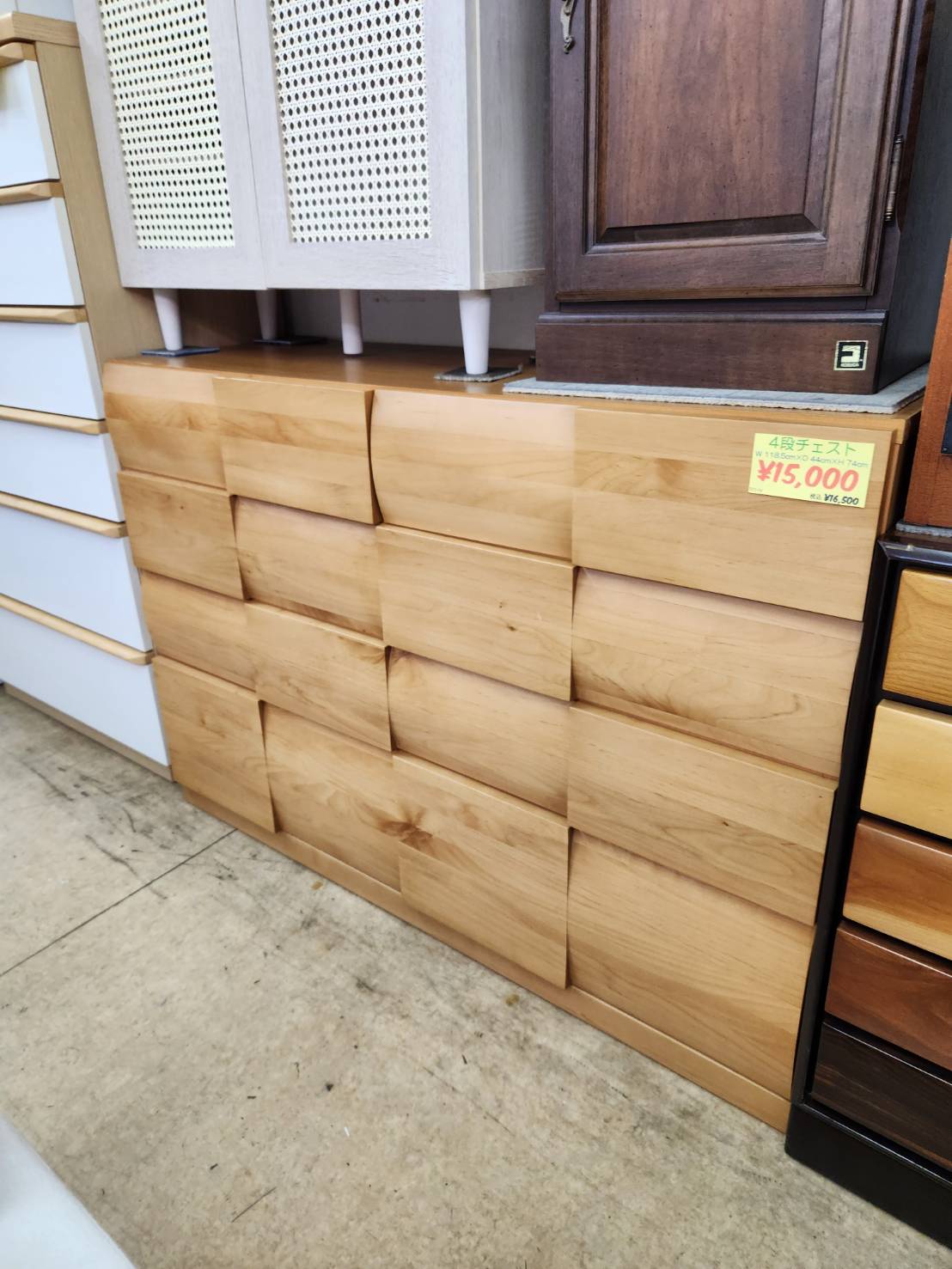 立体感のあるデザインがgood！オシャレなワイドチェスト入荷しました